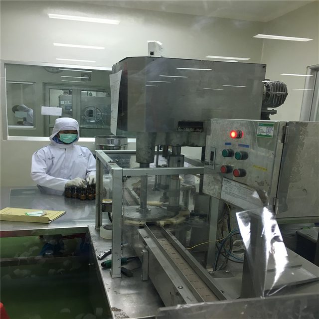 Pelanggan melawat membeli botol pengisian automatik untuk kapsul dan tablet