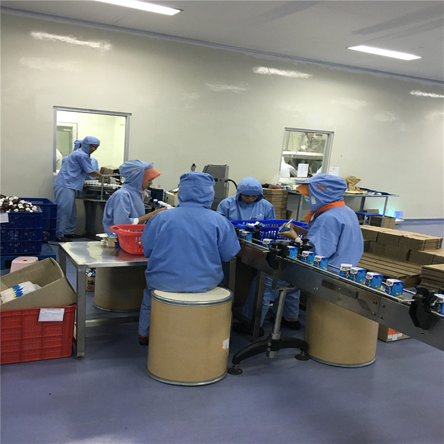 Mengunjungi pelanggan untuk mesin pengisian botol