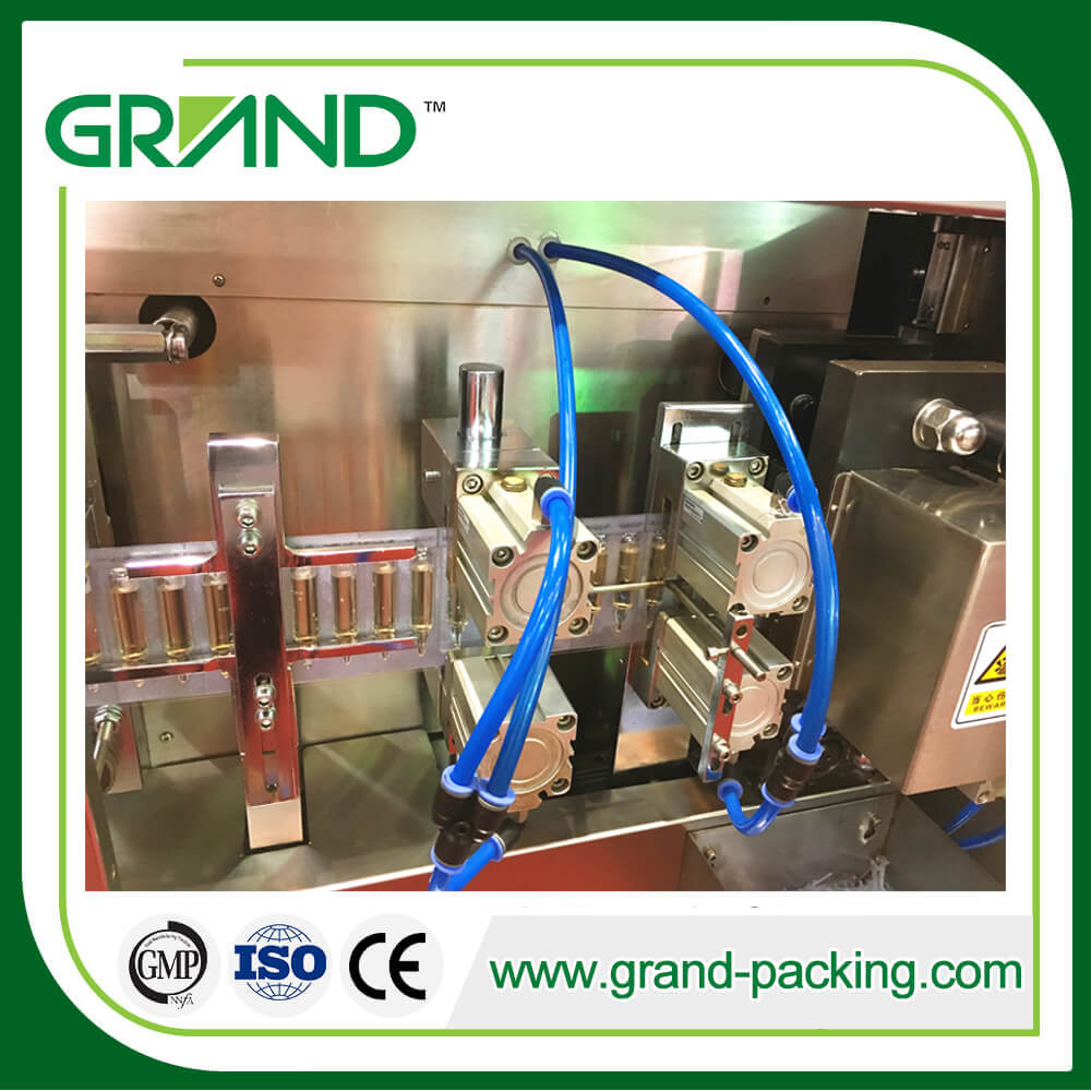 Plastik cecair automatik membentuk mesin pengisi pengisi dengan mesin pelabelan