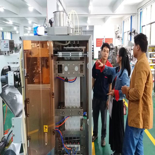 Pelanggan Thailand memeriksa mesin pembungkusan cecair cecair untuk minyak