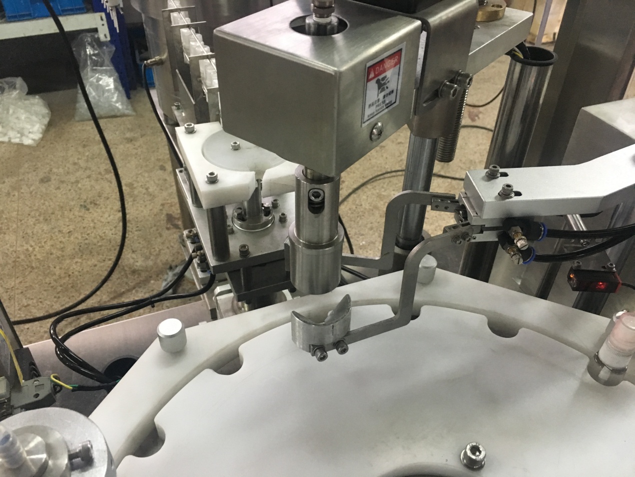 Pengisian botol pembasmi kuman alkohol dan mesin capping06