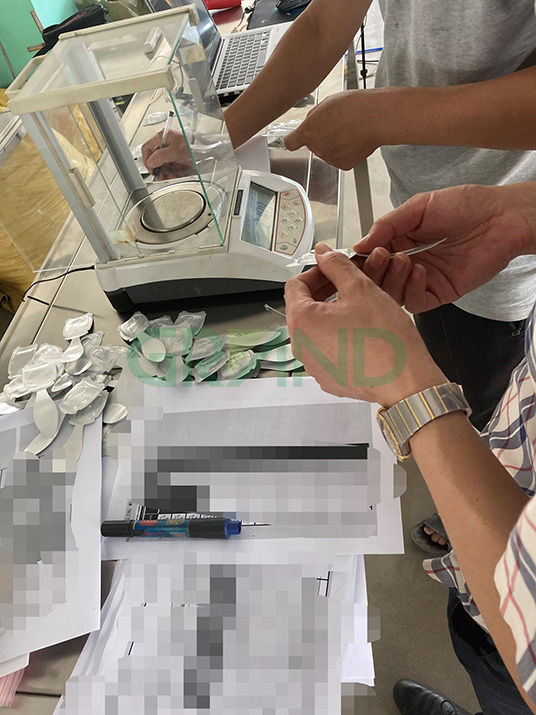 Mesin pengisian cecair dan pengedap minyak wangi