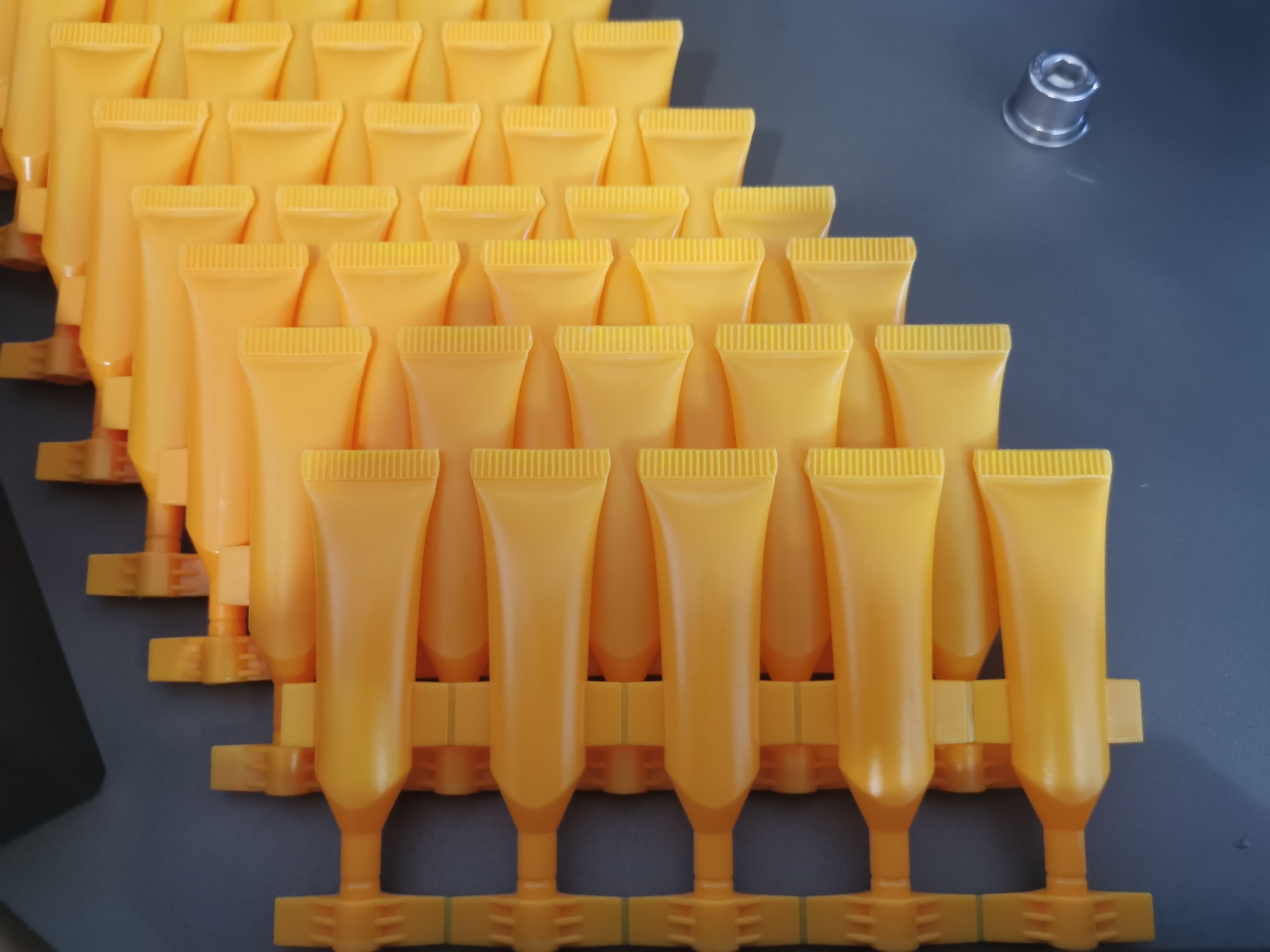 tiub jalur untuk kosmetik